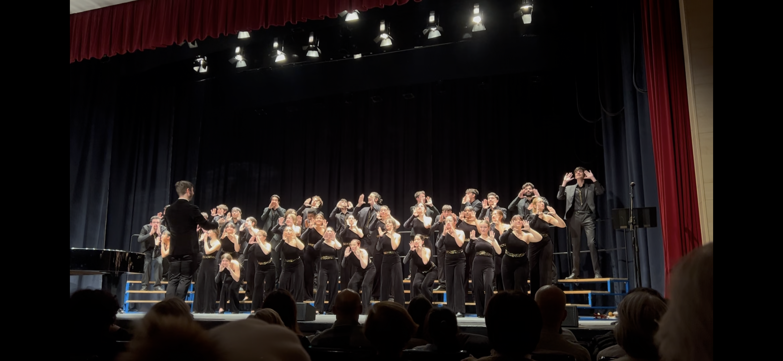 Coro Joven de Santander durante su actuación en el Ateneo Musical Mirandés