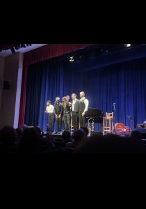 Los jóvenes componentes de Swingueando saludando al público de Miranda de Ebro