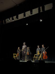 Manu Brazo y Cuarteto Bruma saludando al público tras su concierto de música clásica “Una noche en la ópera”