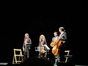 Cuarteto Galerna saludando al público tras su concierto de música clásica