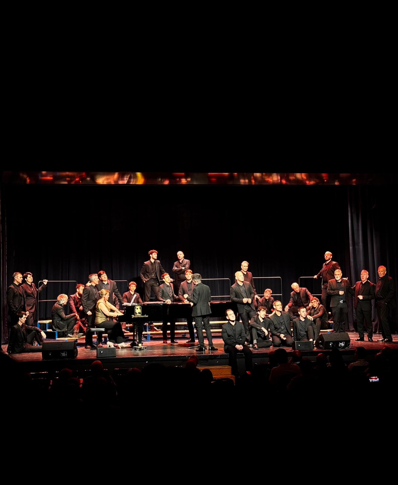 El coro masculino Suhar Korua interpreta su programa coral en el Ateneo Musical Mirandés