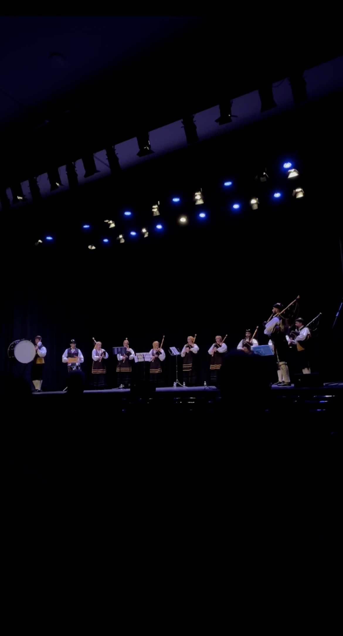 LaKadarma interpretando música tradicional asturiana en el Ateneo Musical Mirandés