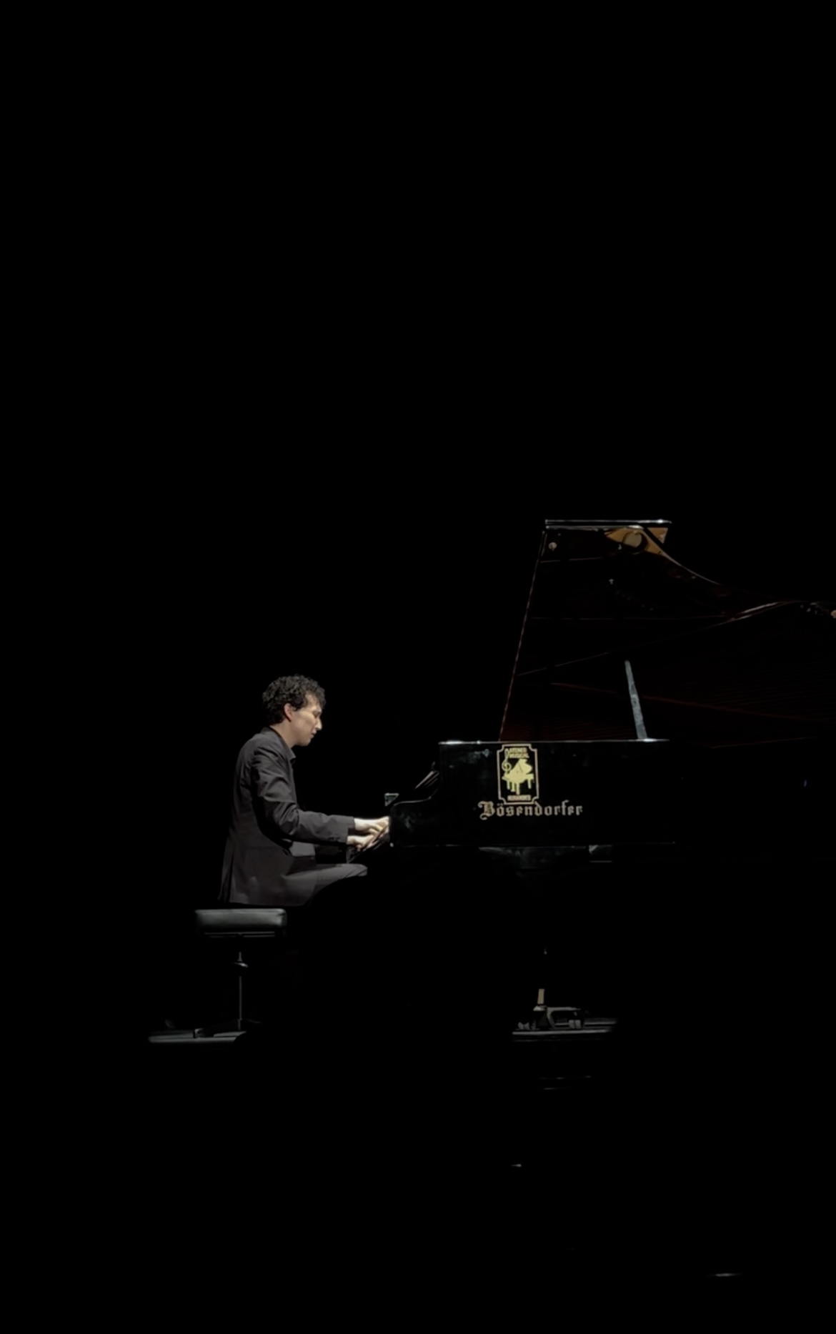 El pianista Marcel Tadokoro interpretando obras de Franz Liszt en el Ateneo Musical Mirandés