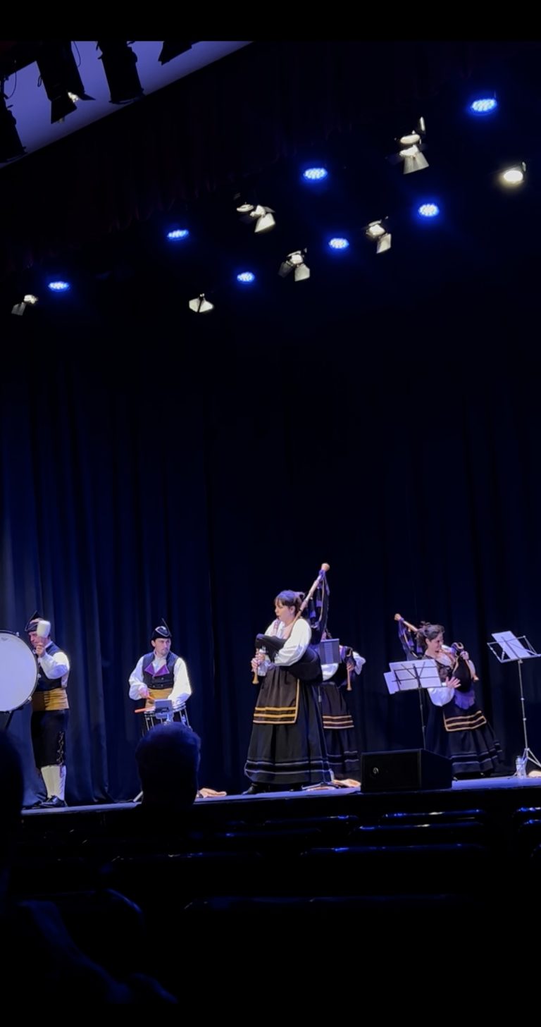 Solistas de LaKadarma interpretando música tradicional asturiana en Miranda de Ebro