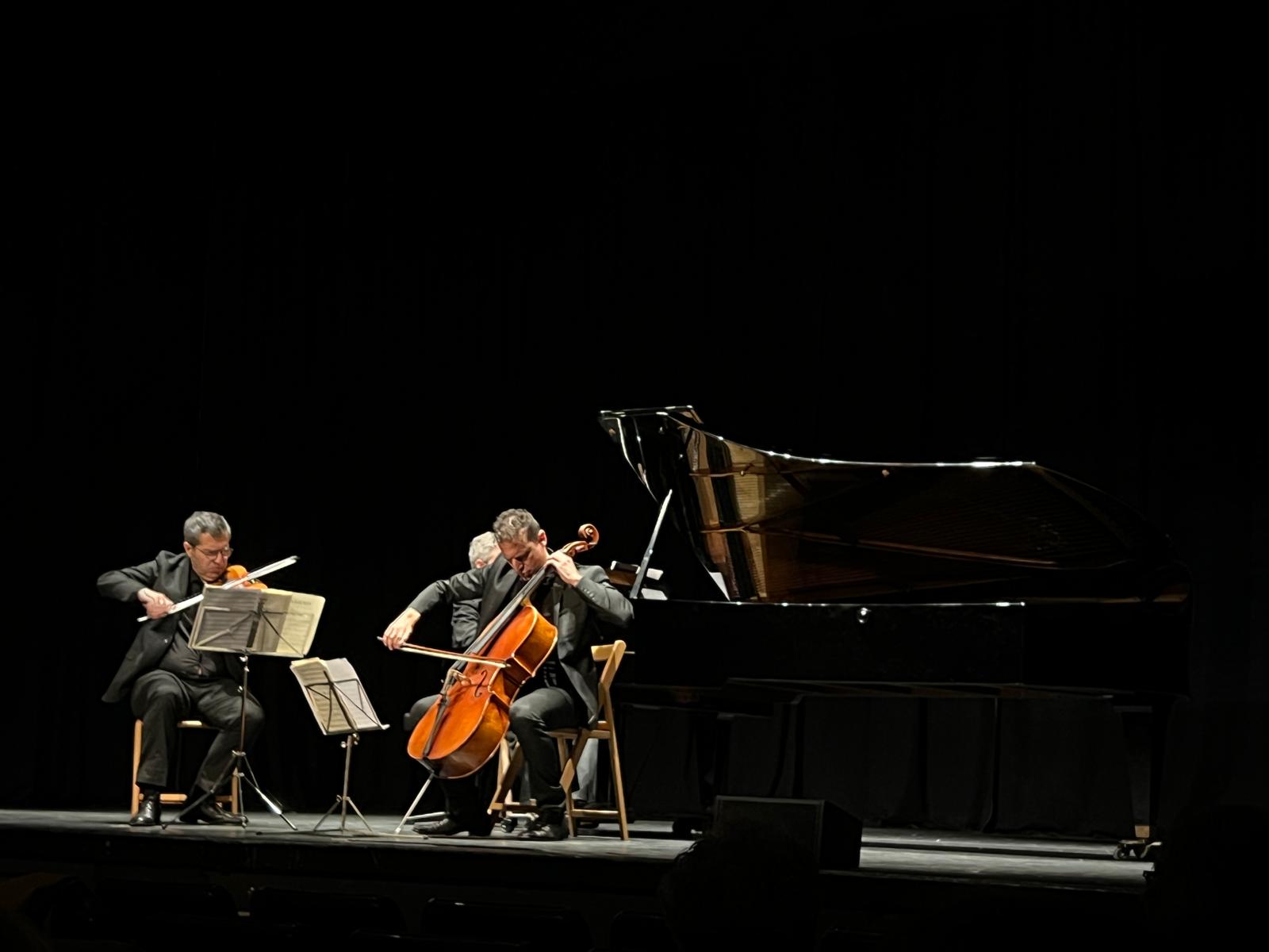 El Trío Arriaga interpretando el concierto en el Ateneo Musical Mirandés